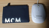 엠씨엠(MCM) 뉴 빅 로고 카드 홀더 MXA9SBM05VY 후기