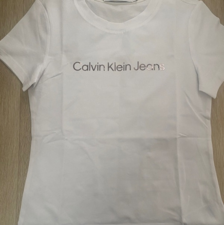 캘빈클라인 진(CALVIN KLEIN JEANS) 2color 여 슬림핏 인스티튜셔널 로고 반팔 티셔츠 (화이트블랙) J223860 후기