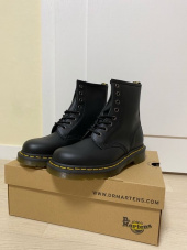 닥터마틴(DR.MARTENS) 1460 8홀 모노 블랙 14353001 후기