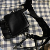 필인더블랭크(FILLINTHEBLANK) SISTER TRAPEZOID MINI BAG (BK) 후기
