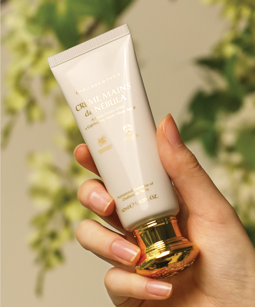 CHALLANS DE PARIS A hand cream that gently seeps into the transparent note.