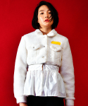 씨오엠이(COME) [WOMEN] Faux-Shearling Detachable Skirt Trucker Jacket (White)