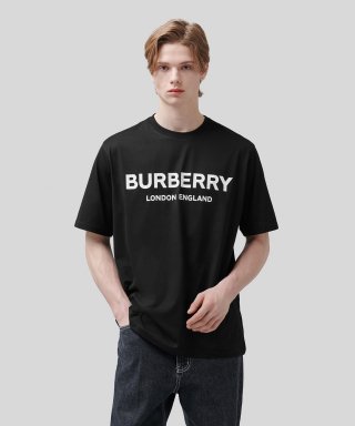 버버리(BURBERRY) 남성 로고 프린트 코튼 반소매 티셔츠 - 블랙 / 8026...