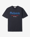 알렉산더 맥퀸(ALEXANDER McQUEEN) 여성 그래피티 로고 반소매 티셔츠 - 네이비 / 659729QZAD30415