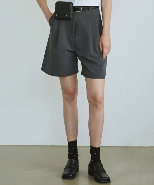TWO PINTUCK BERMUDA PANTS_CHARCOAL