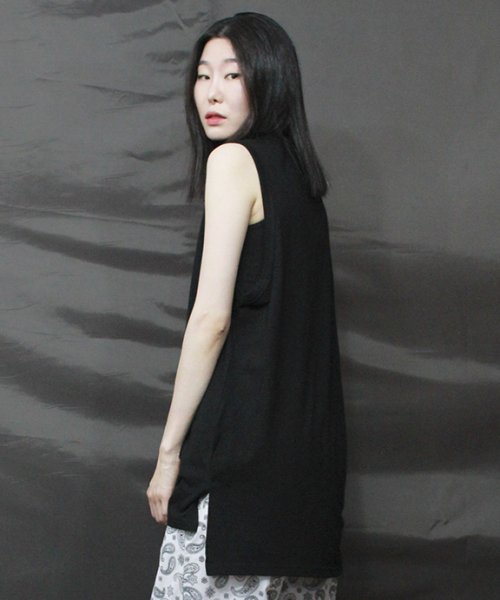 DEMARC - Solid Layered Split Long Sleeveless Black