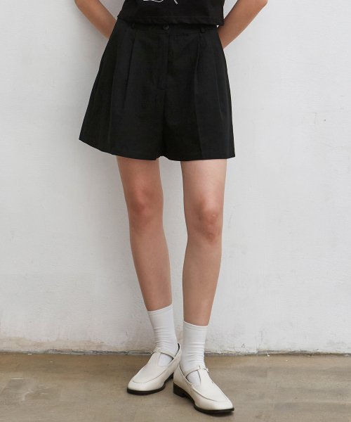 NICK & NICOLE - TWO PINTUCK SHORT PANTS_BLACK