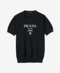 프라다(PRADA) 남성 로고 레귤러핏 반소매 니트 - 블랙 / UMB2721ZRRF0002
