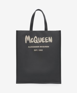 알렉산더 맥퀸(ALEXANDER McQUEEN) 남성 그래피티 로고 토트백 - 블랙:오프 화이트 / 668...
