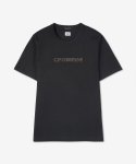 씨피 컴퍼니(CP Company) 남성 30/2 그래픽 로고 머써라이즈드 반소매 티셔츠 - 블랙 / 14CMTS156A006499W999