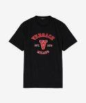 베르사체(VERSACE) 남성 로고 반소매 티셔츠 - 블랙 / 10084801A060621B000