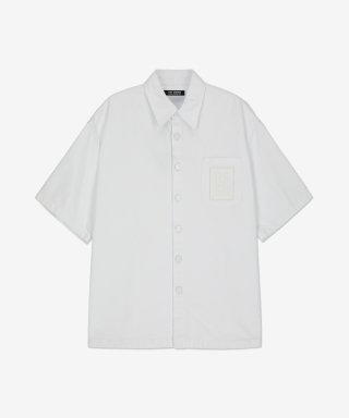 라프시몬스 남성 오버사이즈 로고 패치 반소매 셔츠 - 화이트 / 231M2450010