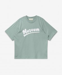 뮤지엄 로고 프린트 반소매 티셔츠 - 세이지 / MOPQSS2304SAGE