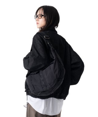 이우가마카라스(IUGAMAKARAS) Taped Shoulder Bag (Black)