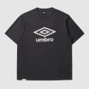 엄브로(UMBRO) 에센셜 빅로고 반팔 티셔츠 다크 차콜(UP123CRS18)