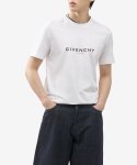 지방시(GIVENCHY) 남성 로고 리버스 프린팅 슬림핏 반소매 티셔츠 - 화이트 / BM71653Y6B100