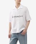 지방시(GIVENCHY) 남성 로고 반소매 셔츠 - 화이트:블랙 / BM60T51YC8116
