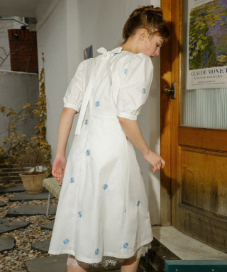 바이탈싸인(VITALSIGN) 플라워 자수 셔링 드레스