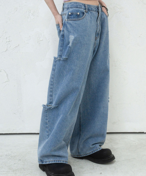 This is wide pants Knife Damage LIGHT BLUE
