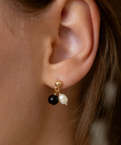 (Silver 925) Pearl and Onyx Stud Earrings EC3273