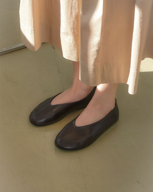 Minimal Minimal Cut Round Flat - Dark Brown PU