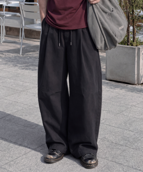 One Tuck Curved Linen Pants-Black