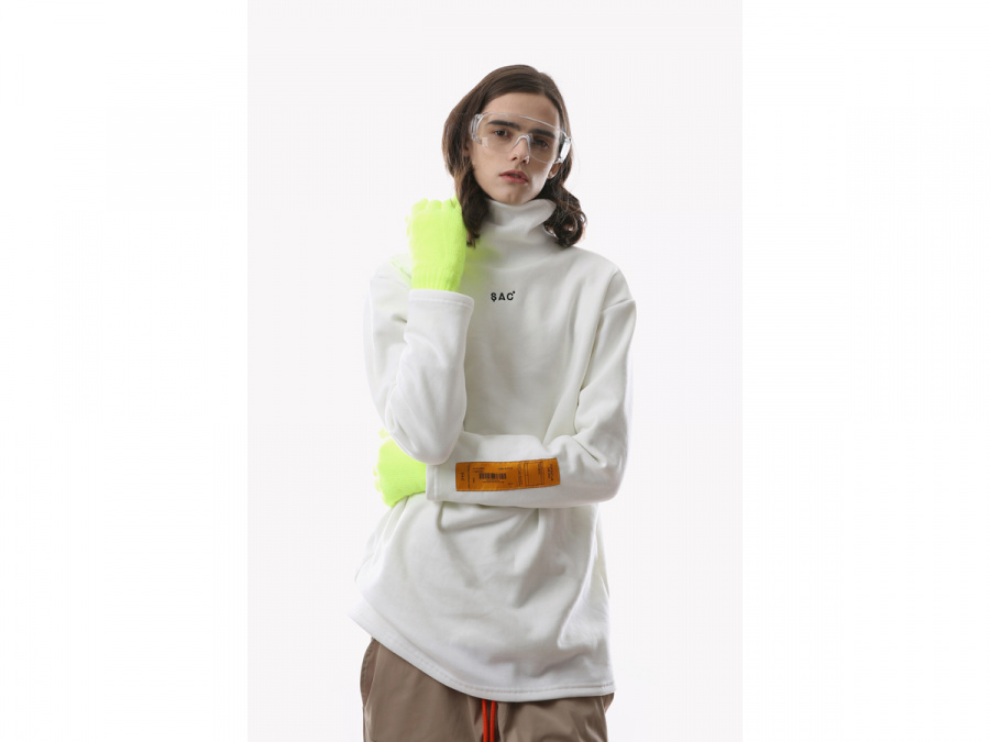 색(SAC) MINI LOGO TURTLE NECK WHITE