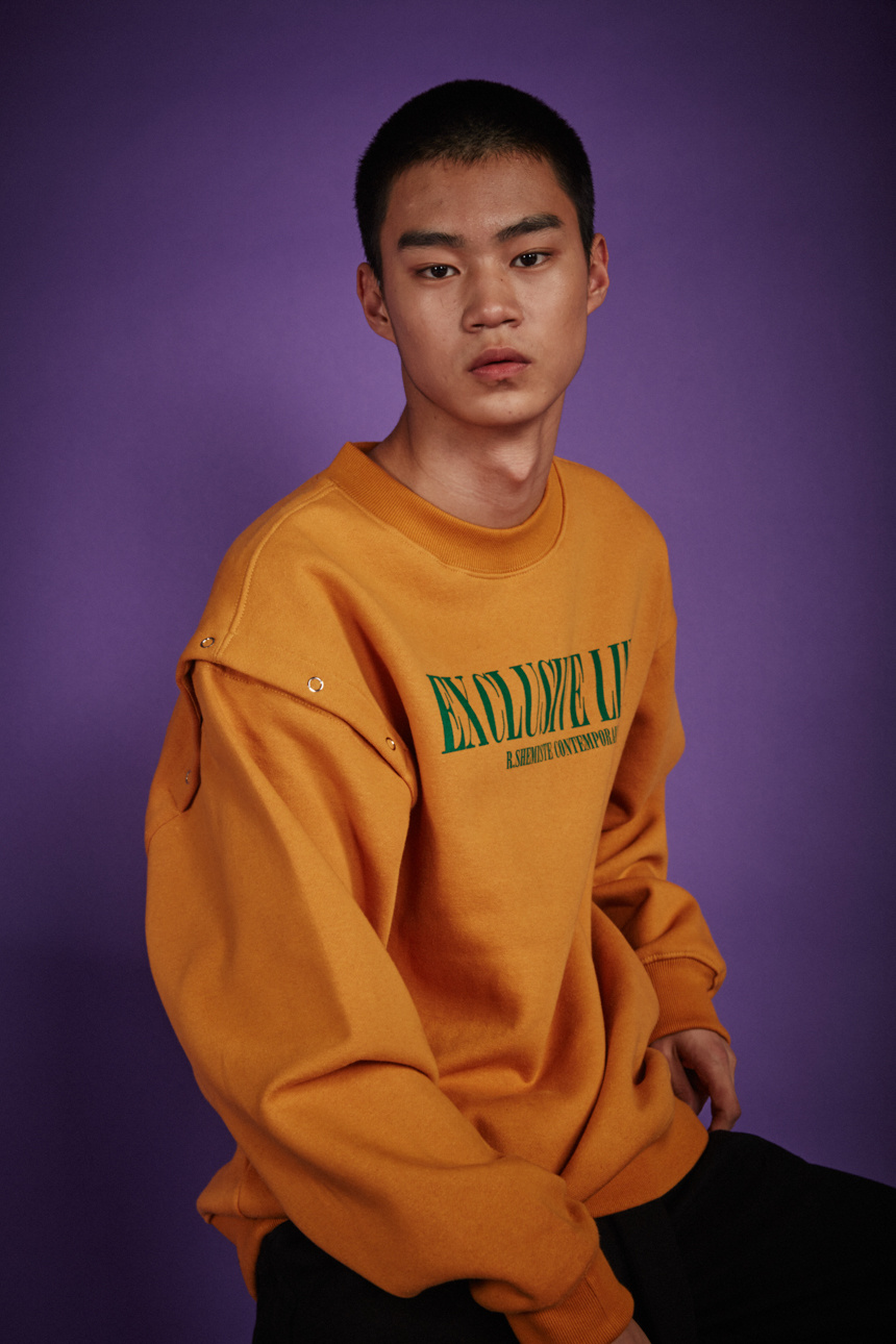 알쉬미스트(R.SHEMISTE) 익스클루시브 스냅 그래픽 맨투맨 - MUSTARD