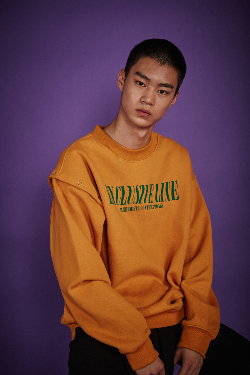 알쉬미스트(R.SHEMISTE) 익스클루시브 스냅 그래픽 맨투맨 - MUSTARD