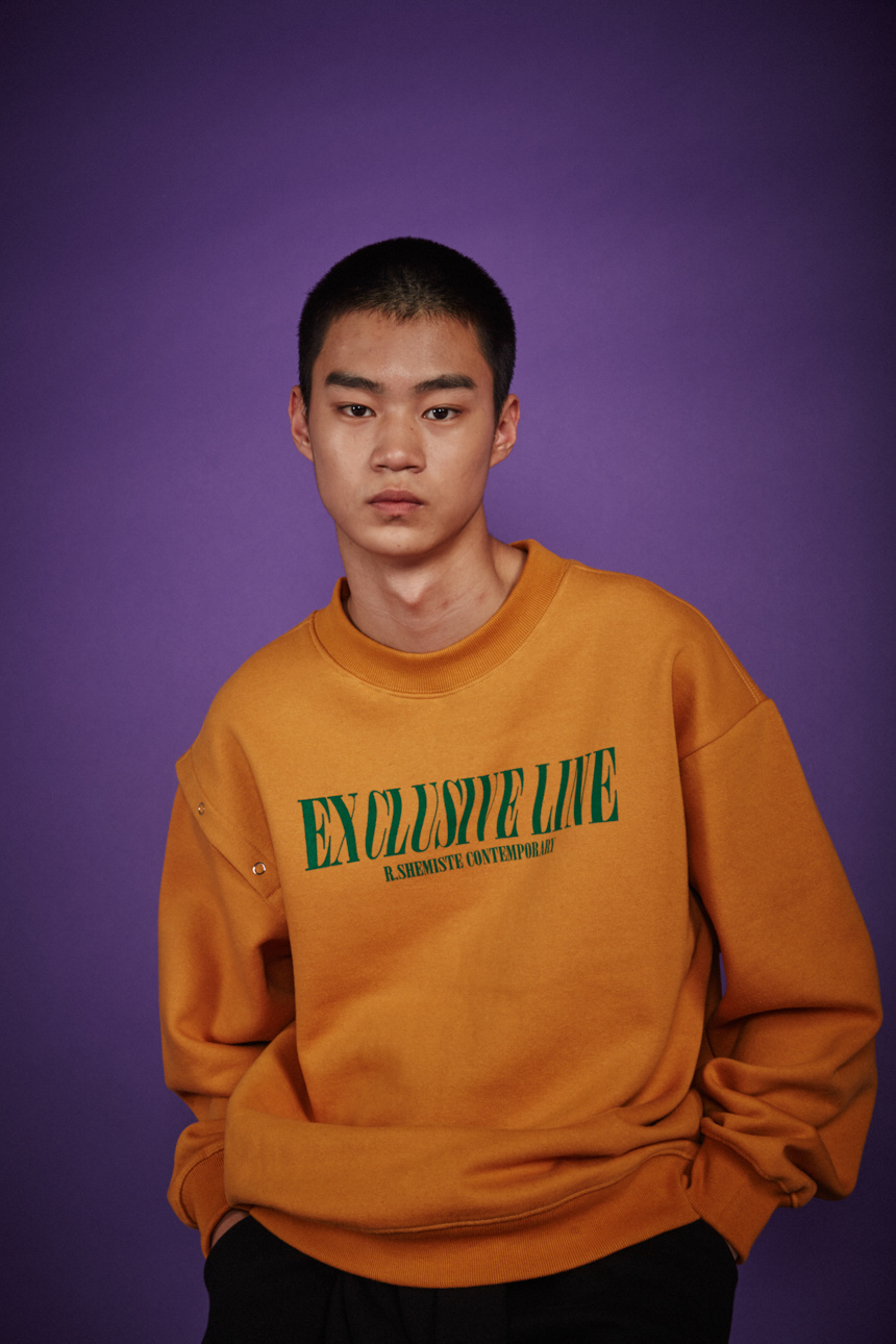 알쉬미스트(R.SHEMISTE) 익스클루시브 스냅 그래픽 맨투맨 - MUSTARD