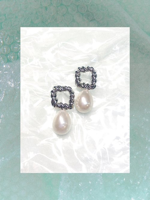 ONE ENOUGH - Square Pearl Earrings