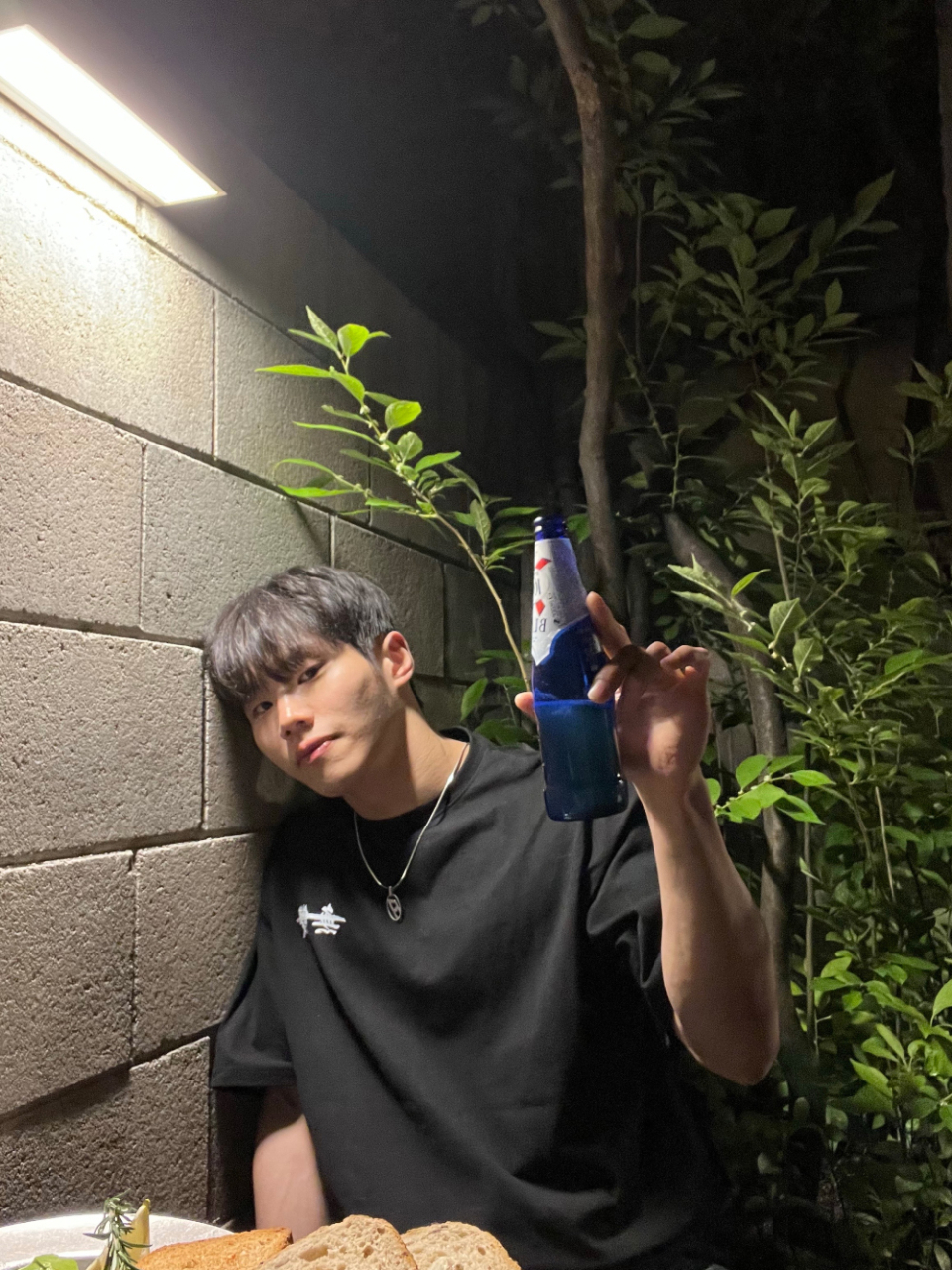 데일리하게 무쌍을 입고 맥주를 마시는 무쌍의 모델