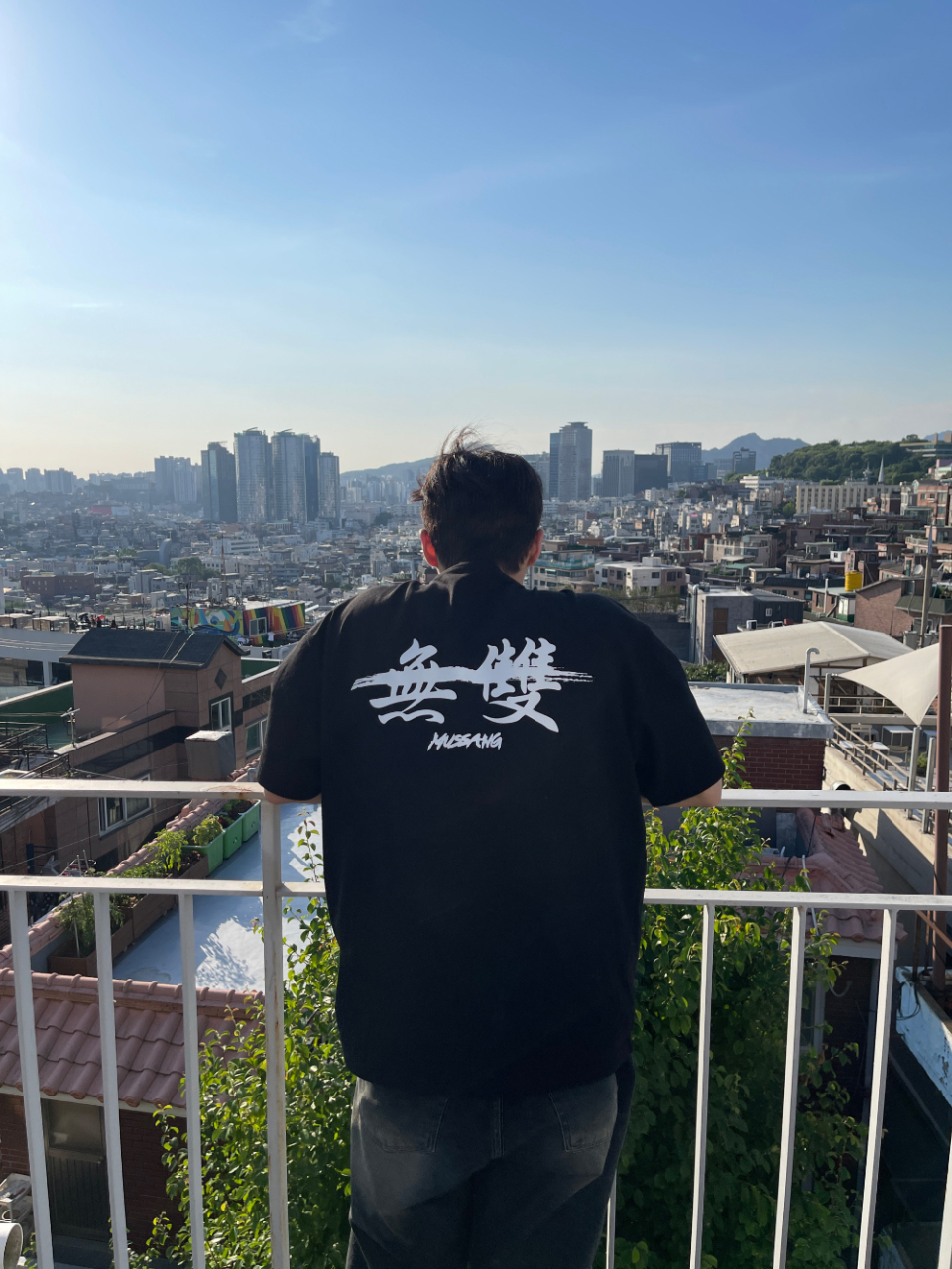 힙한 무쌍의 오버핏 반팔의 백로고와 해방촌배경