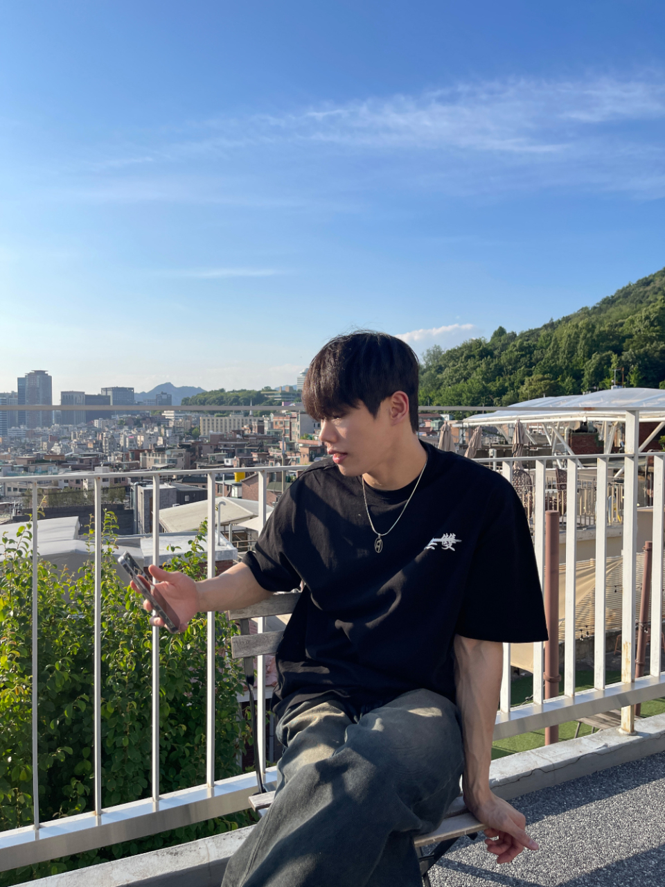 디젤목걸이와 무쌍 오버핏 반팔을 입은 무쌍 모델