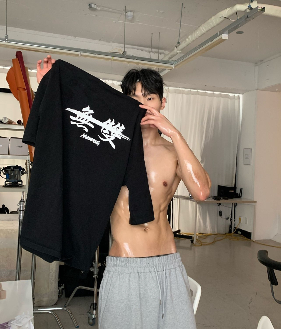 무쌍 오버핏 반팔을 착용하려는 바디프로필 모델