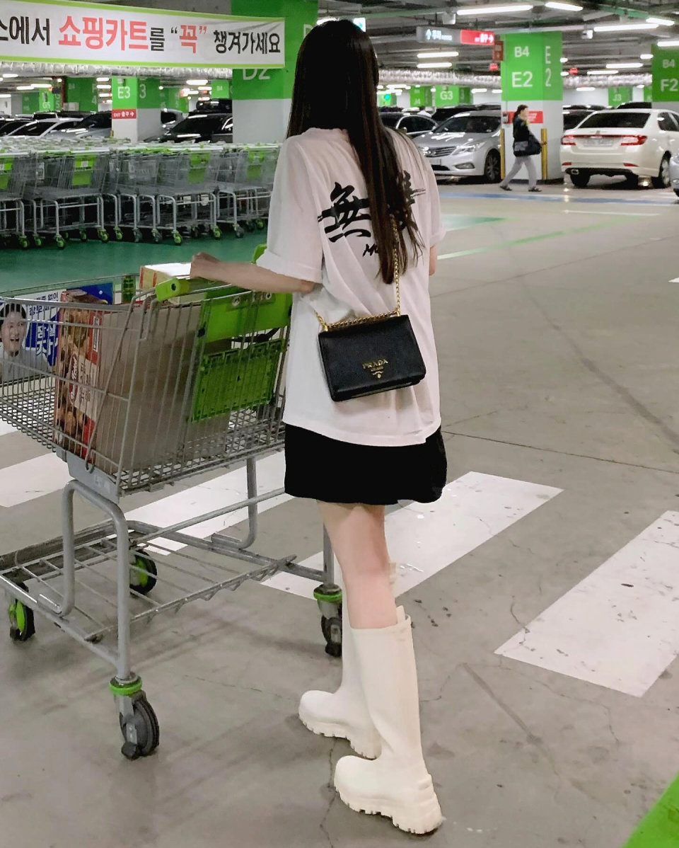 무쌍 오버핏 반팔 흰색을 입고 쇼핑을 하는 여자 무쌍 모델