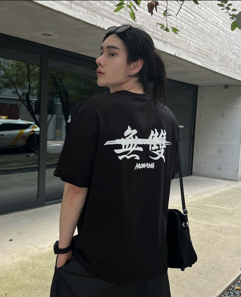 무쌍 반팔을 입은 무쌍 모델