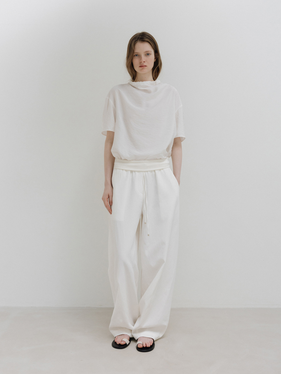 자연스러운 드레이프 디테일의 카울 넥 반팔 블라우스, 은은한 광택감이 고급스러운 소재, 앞뒤로 모두 착용 가능, 끈 디테일로 연출 가능