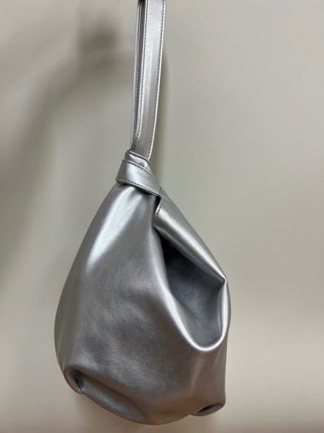 옐로우스톤(YELLOWSTONE) Dumpling wrist bag - Silver 후기