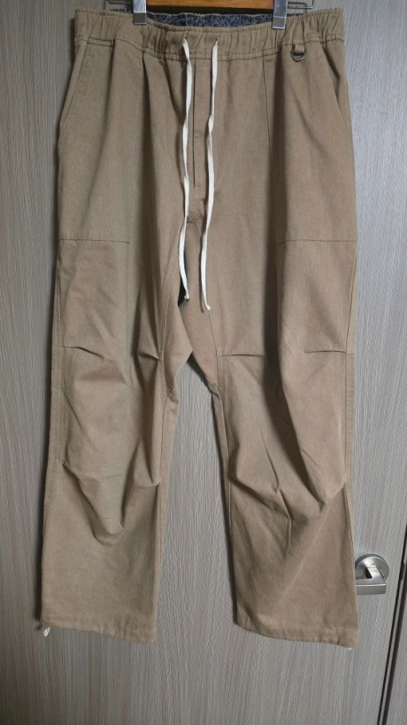 라모랭(RAMOLIN) Knee Pin-Tuck Fatigue Pants Light Brown 후기
