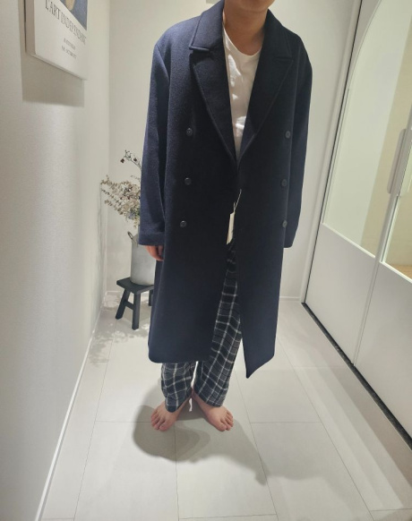 아위(AHWE) Edith Tailor Collar Oversized Double Coat_Navy 후기