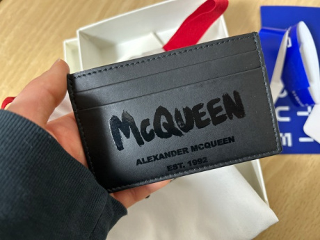 알렉산더 맥퀸(ALEXANDER McQUEEN) 공용 그래피티 로고 카드 홀더 - 블랙 / 6021441AAIH1000 후기