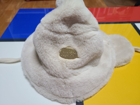 유니버셜 케미스트리(UNIVERSAL CHEMISTRY) Ivory Fur Earflap Bucket Hat 귀달이모자 후기