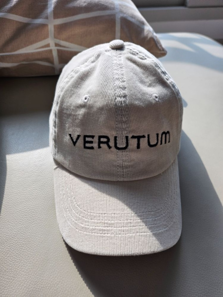 베루툼(VERUTUM) 프론트 로고 코듀로이 에디션 아이보리 볼캡 후기
