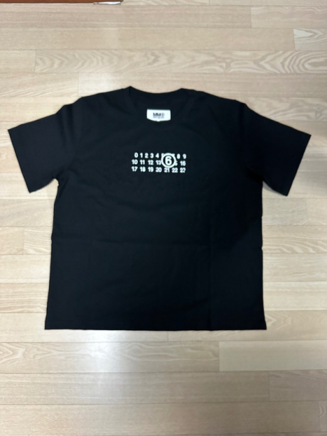 엠엠식스(MM6 Maison Margiela) 남성 반소매 티셔츠 - 블랙 / S62GD0156S23588900 후기