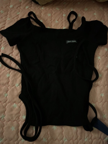 로제프란츠(ROSEFRANTZ) Side Ribbon Off shoulder T-shirt [Black] 후기