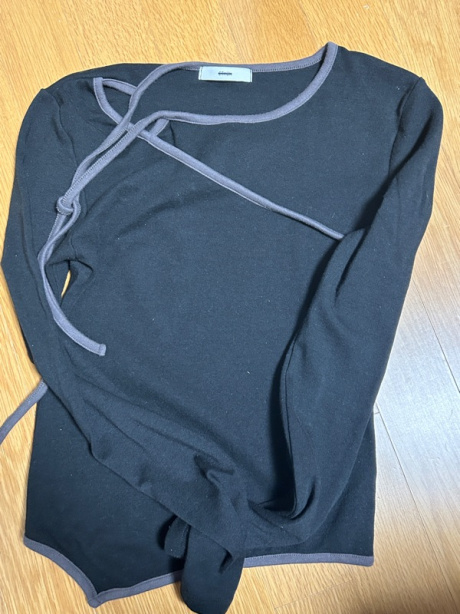 에트몽(ETMON) Neck Cut-Out Strap T-Shirt, Black 후기