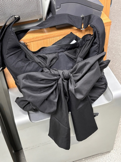 이우가마카라스(IUGAMAKARAS) Knotted Shoulder Bag (Nylon-Black) 후기