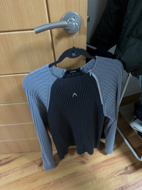 아캄(AAKAM) Paneled Half-Zip Sweater (Dark Gray) 후기