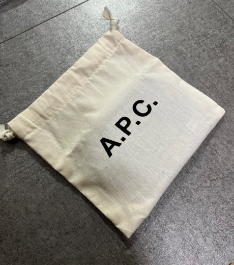 아페쎄(A.P.C.) 여성 데미 룬 카드 홀더 - 블랙 / PXAWVF63270LZZ 후기